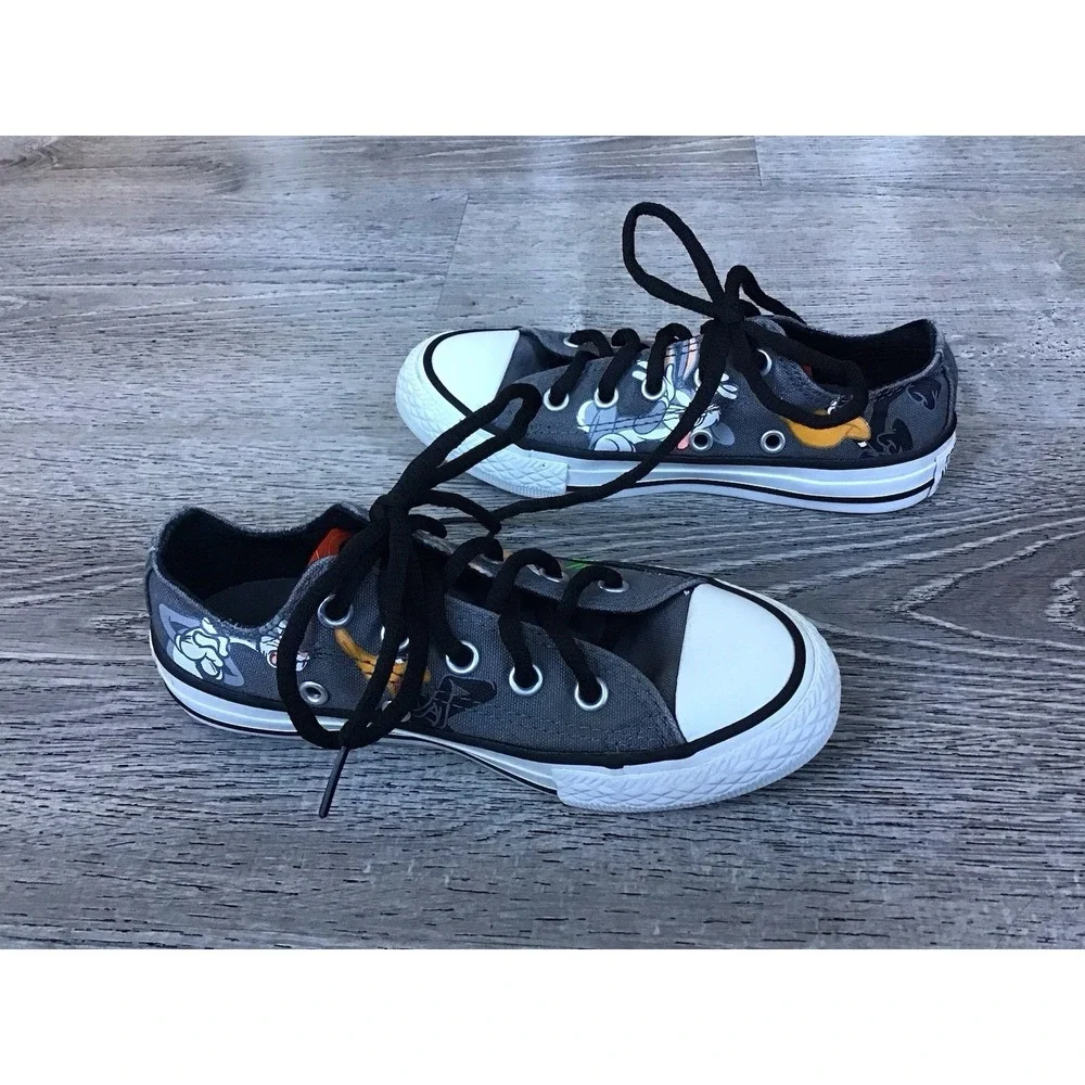Converse Youth Size 12C Chuck Taylor All Star Looney Tunes LOW TOP 358892f